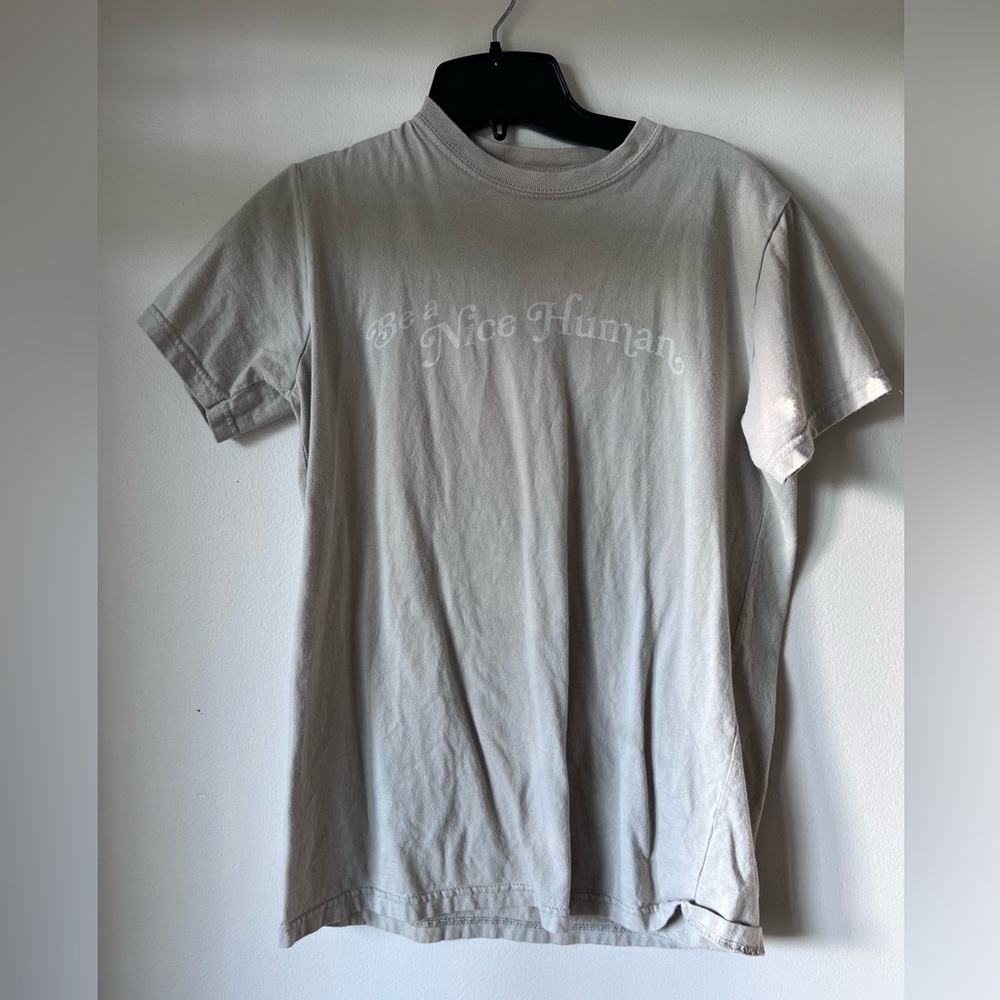 ‘Be a nice human’ short sleeve tshirt. Green/tan color.
